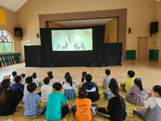 옥천군서초등학교 학생들이 그림자극으로 보는 구연동화을 공연관람하고 있다. 사진=옥천교육지원청 제공
