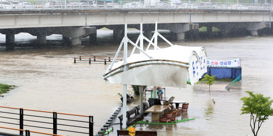 대전지역에 많은 비가 내린 13일 오전  갑천 천변공원 시설물이 침수되어 있다. 신호철 기자
