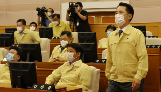 13일 대전시의회 본회의장에서 열린 제8대 대전시의회 후반기 의장 선거에 당선된 권중순 의원(오른쪽)이 의장석으로 향하고 있다. 신호철 기자
