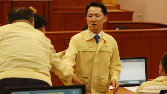 13일 실시된 제8대 대전시의회 후반기 의장 선거에서 당선된 권중순 의원(오른쪽)이 동료 의원들과 악수를 나누고 있다. 신호철 기자

