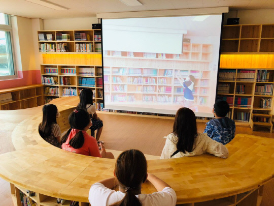 봉산초등학교가 학생들에게 행복한 책읽기로 큰 꿈을 그리기 위한 도서관 `가람꿈터`를 개관했다.사진=예산교육청 제공
