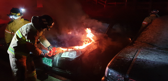 옥천소방서는 지난 1월 옥천읍 문정리 인근주차장에서 차량화재진압을 하고 있다. 사진=옥천소방서 제공
