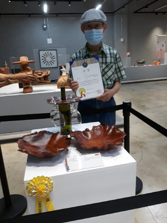 지난 10일 열린 2020 충청북도 공예품대전에서 `느티나무 와이너리 세트`를 출품한 윤정휘 씨가 금상을 수상하고 기념촬영하고 있다. 사진=영동군 제공.
