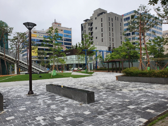 녹지광장 리모델링 사업이 완료된 관평동 779번지 소재 광장의 전경 모습. 사진=대전 유성구 제공
