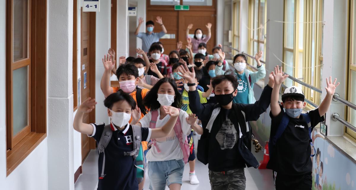 여름방학이 시작된 23일 오전 대전 동구 산흥초등학교에서 학생들이 선생님과 인사를 나눈 뒤 집으로 향하고 있다. 신호철 기자
