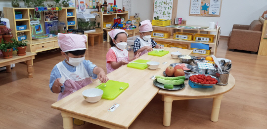 옥천삼양유치원 유아들이 요리활동체험을 하고 있다. 사진=옥천교육지원청 제공
