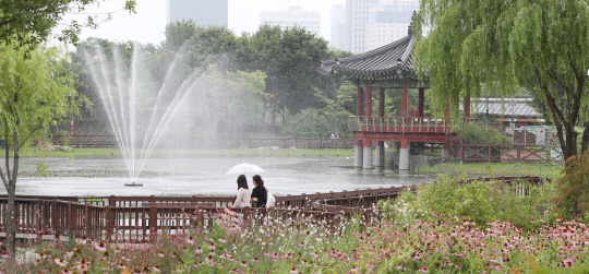 산발적으로 비가 내린 28일 대전 서구 한밭수목원을 찾은 시민들이 산책을 하며 더위를 식히고 있다. 신호철 기자
