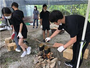 옥천안내중학교 학생들이 정글체험을 실시하고 있다. 사진=옥천교육지원청 제공
