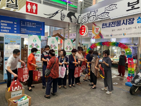 보령시자원봉사센터는 폐현수막을 재활용해 만든 쇼핑백을 전통시장을 찾는 주민들에게 전달했다. 사진=보령시 제공
