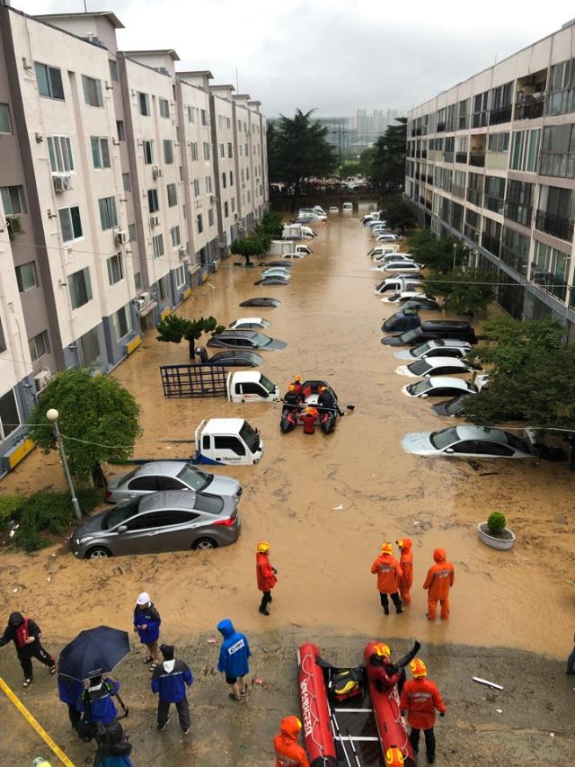 대전 서구 정림동의 한 아파트 단지 3개 동 가운데 2개 동이 물에 잠겼다.  [사진= 신호철 기자]