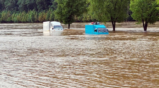 30일 오전 진천의 농다리가 폭우에 침수됐다. 사진은 농다리 주차장에 세워놓은 차량들이 불어난 물에 잠겼다. 사진=진천군 제공
