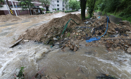 충청지역에 시간당 100mm 이상의 폭우가 쏟아진 30일 대전 중구 문화동 도로가 보문산에서 쓸려나온 토사와 빗물로 물바다를 이루고 있다. 신호철 기자
