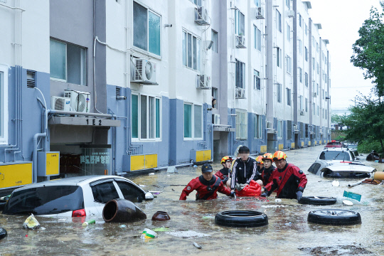 30일 기록적인 폭우로 물에 잠긴 대전 서구 정림동 코스모스아파트에서 소방대원들이 구조활동을 벌이고 있다.
사진=대전시 제공

