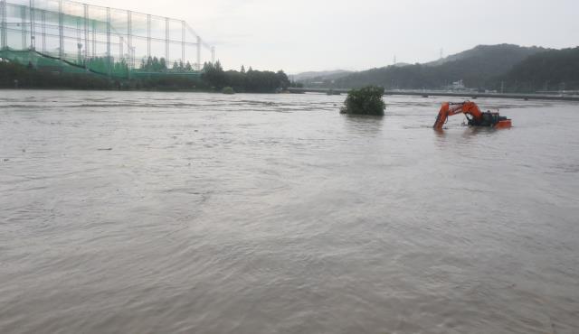 충청지역에 시간당 100mm 이상의 폭우가 쏟아진 30일 대전 갑천 원촌교 인근 공사현장에 세워진 포크레인이 물이 잠겨 있다. 신호철 기자