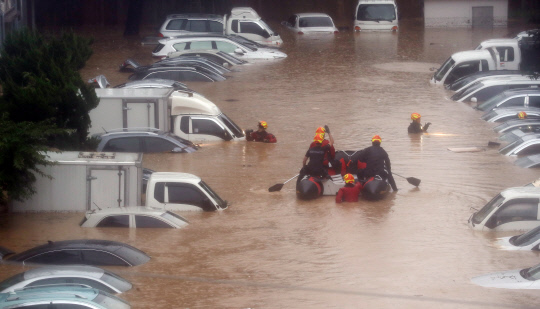 대전 지역에 시간당 100mm 이상의 폭우가 쏟아진 30일 오전 서구 정림동 한 아파트에서 119구조대원들이 물에 잠긴 차량을 수색하고 있다. 신호철 기자
