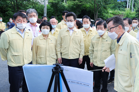 박병석(오른쪽 두번째) 국회의장이 31일 대전 코스모스아파트 이재민이 수용된 오량실내테니스장을 찾아 호우피해 브리핑을 듣고 있다. 사진=대전시 제공
