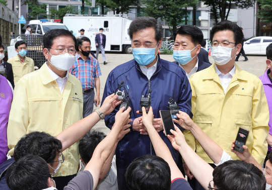이낙연(가운데) 더불어민주당 의원이 31일 대전 코스모스아파트 수해 현장에서 취재진 질의에 답하고 있다. 사진=대전시 제공
