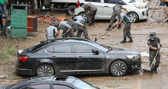 31일 대전 서구 정림동 코스모스아파트에서 군장병들이 전날 내린 폭우로 피해를 입은 현장을  복구하고 있다. 신호철 기자
