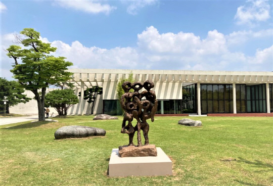 고암 이응노미술관 잔디밭에 설치된 조각상 모습. 사진=이응노미술관 제공
