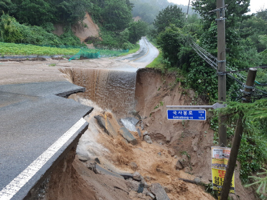 제천시 국사봉로 일부 구간이 폭우로 내려앉은 모습. 사진=제천소방서 제공
