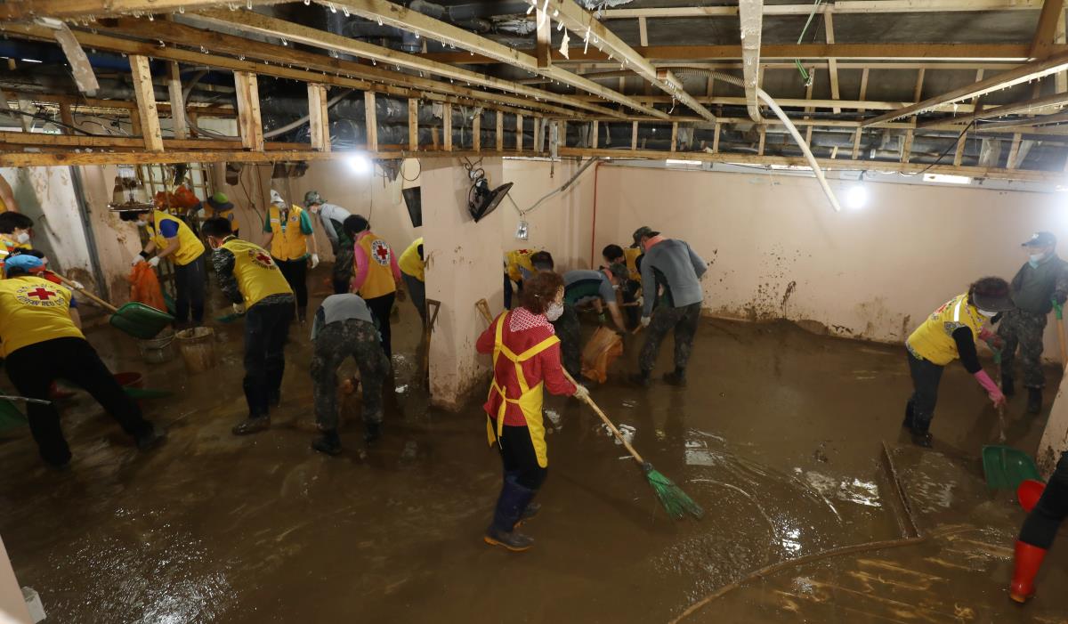2일 대전 서구 정림동 코스모스아파트에서 자원봉사자들과 군장병들이 폭우로 피해를 입은 현장을 복구하고 있다. 신호철 기자
