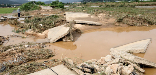 4일 오후 충남 천안시 수신면 장신리 제방이 전날 내린 폭우로 무너져 있다. 신호철 기자
