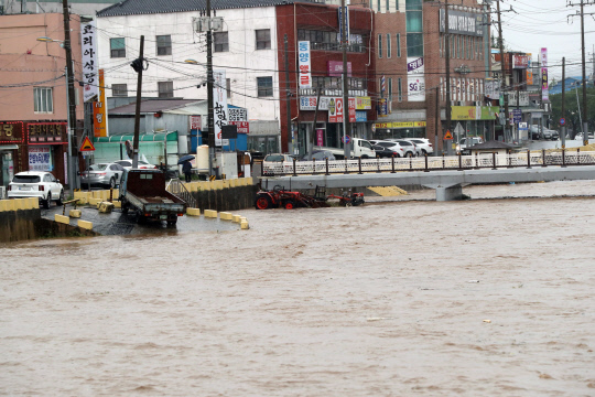 지난 3일 내린 폭우로 높아진 홍성천 수위. 김성준 기자
