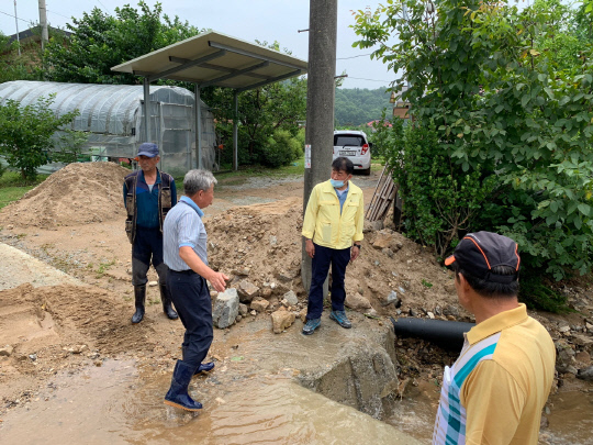 음성군의회 최용락(오른쪽 2번째) 의장은 지난 29일부터 8월 3일까지 내린 폭우로 피해를 입은 지역을 방문, 주민들의 피해상황을 듣고 실의에 빠진 주민들을 위로했다.       사진=음성군의회 제공

