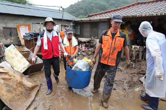 양승조(왼쪽) 충남지사가 5일 천안 소사리마을에서 침수피해 봉사활동을 하고 있다. 사진=충남도 제공

