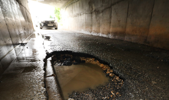 최근 계속된 비로 5일 오전 대전 유성구 죽동 터널안에 발생한 포트홀에 물이 고여있다. 신호철 기자
