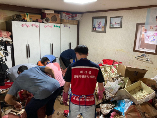 예산군자원봉사센터(센터장 정낙규)가 집중호우로 인해 피해를 입은 수해가구에 자원봉사자를 투입해 수해복구활동을 펼치고 있다.사진=에산군 제공
