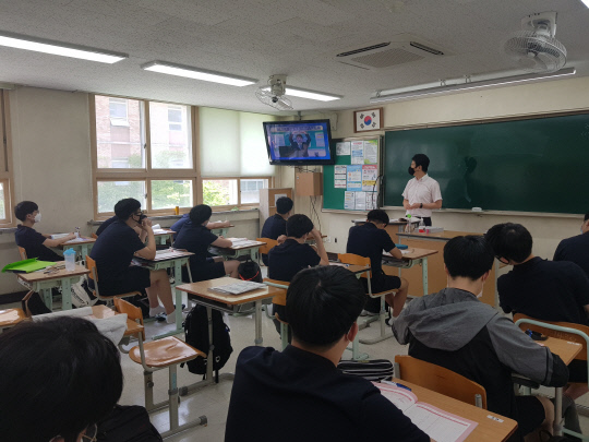지난달 8일 대전지족고의 한 교실에서 교사가 학생들에게 고교학점제 활성화 일환으로 교과박람회를 진행하고 있다. 사진 = 대전시교육청 제공 
