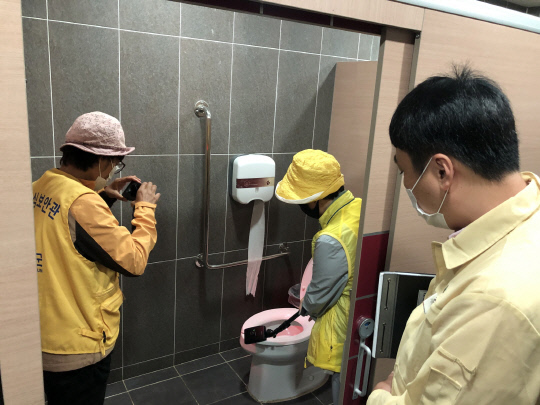 양둥군은 공중화장실에 불법촬영 몰래카메라 설치여부를 확인하고 있다. 사진=영동군 제공
