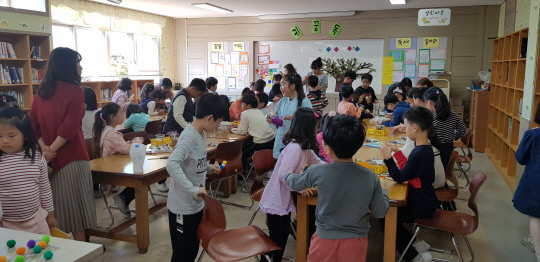 에듀코칭 연구학교로 지정된 대전변동초가 지난해 독서행사를 연 가운데 학생들이 급우들과 교구를 활용해 이야기를 나누고 있다. 사진 = 대전시교육청 제공 
