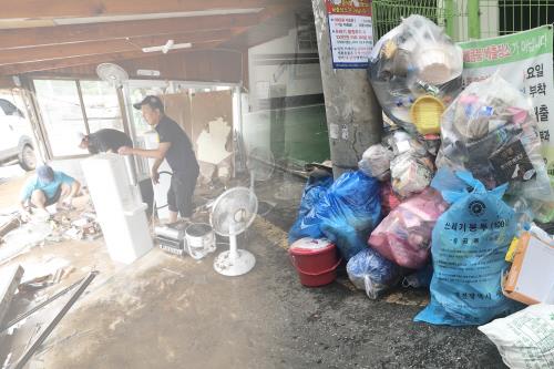 10일 오전 10시쯤 대전 서구 골목 길가에 재활용 폐기물이 방치되고 있다. 사진=박상원 기자
