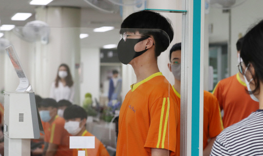 12일 오전 대전 중구 대전충남지방병무청에서 입영대상자들이 신체검사를 받고 있다. 신호철 기자
