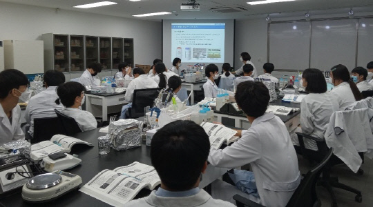 금산산업고등학교 학생 25명이 지난 11일부터 3박4일 일정으로 한국식품정보원에서 HACCP 교육을 받고 있다. 사진=금산산업고 제공
