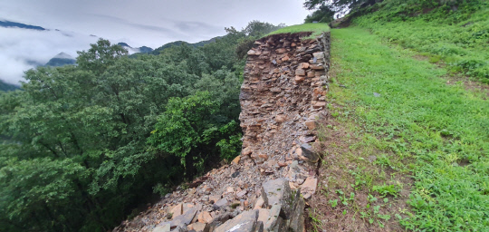 국가지정문화재 사적 제264호인 단양 온달산성 성벽이 붕괴됐다. 사진=단양군 제공.
