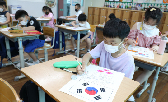 광복절을 이틀 앞둔 13일 오전 대전 둔산초등학교 2학년 학생들이 수업시간에 태극기를 그리고 있다. 신호철 기자
