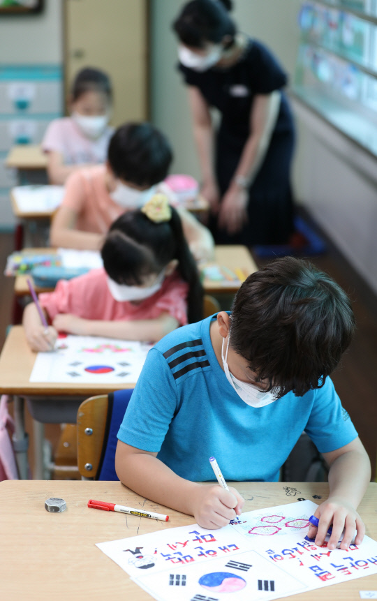 광복절을 이틀 앞둔 13일 오전 대전 둔산초등학교 2학년 학생들이 수업시간에 태극기를 그리고 있다. 신호철 기자
