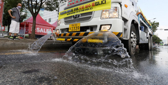 전국 대부분 지역에 폭염 경보가 내려진 18일 대전 서구 일원에서 살수차가 물을 뿌려 도로의 열기를 식히고 있다. 신호철 기자
