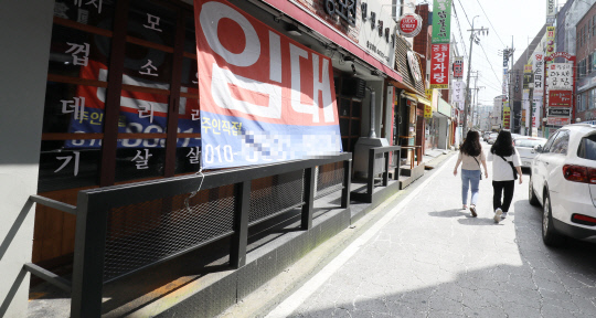 수도권을 중심으로 빠르게 재확산 되고 있는 코로나19로 인해 자영업자들이 매출 하락 등 어려움을 겪고 있다. 19일 대전 유성구 궁동 한 음식점에 임대현수막이 걸려있다. 신호철 기자
