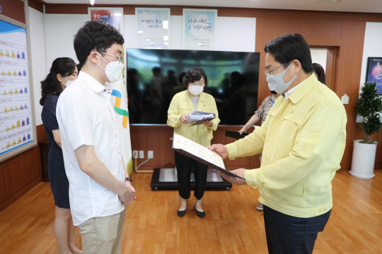 지난 19일 오세현 아산시장이 역학조사관에게 임명장을 수여하고 있다. 사진=아산시 제공
