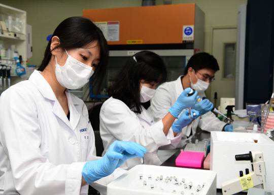 한국표준연구원 연구팀이 코로나19 바이러스 유전자 표준물질을 제조하고 있다. 사진=한국표준연구원 제공
