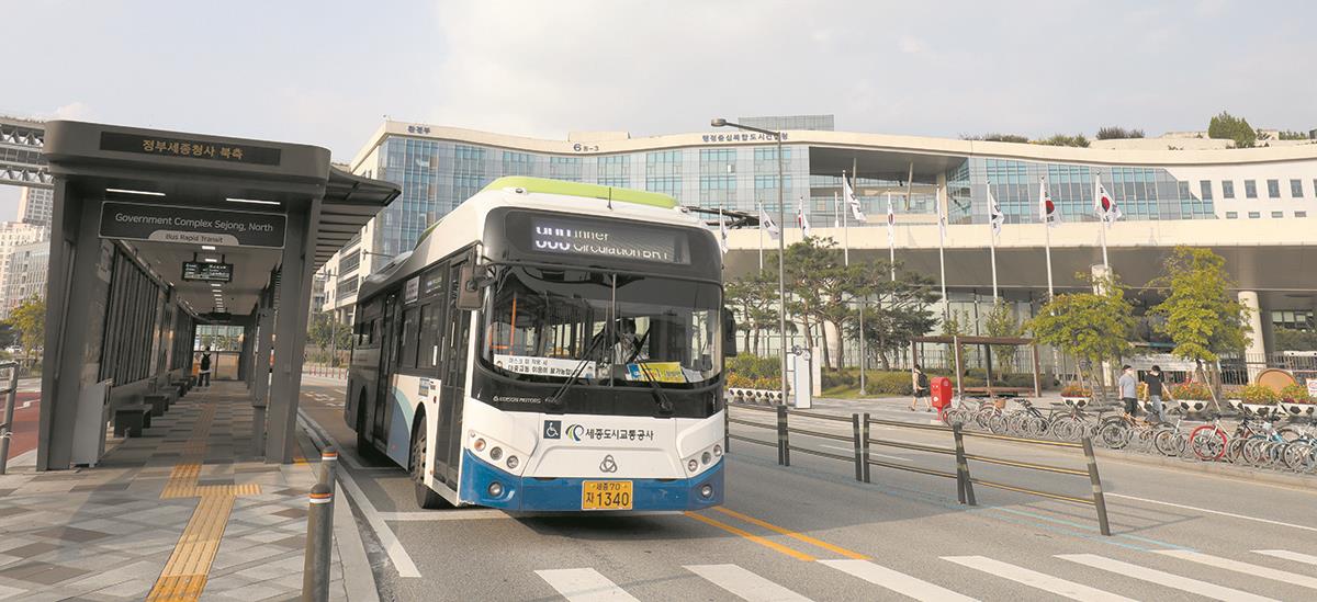 세종시와 대전, 청주를 연결하며 교통의 중추적 역할을 담당하는 BRT 버스가 중앙전용차로를 이용해 정부세종청사 북측역 구간을 운행하고 있다. 신호철 기자