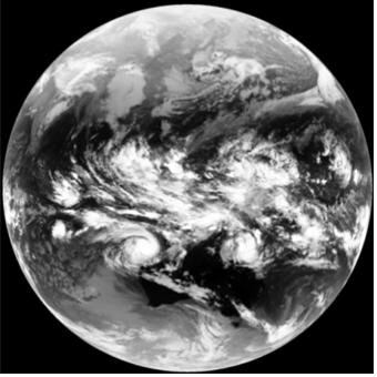 천리안위성1호가 촬영한 지구 모습. 흑백으로 촬영됐다. 사진=한국항공우주연구원 제공
