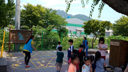 송남마을교육공동체 학부모 교육지원단과 학생들이 함께 놀이 교육을 하고 있다. 사진=송남초 제공
