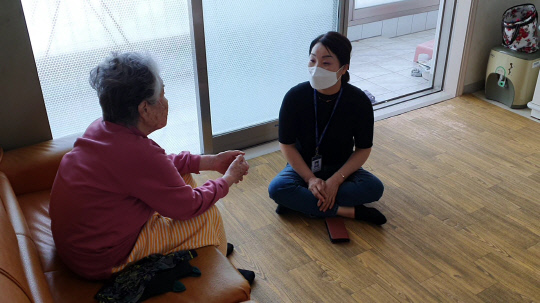 홍성군에서 노인맞춤돌봄서비스를 제공하는 생활지원사가 군의 한 독거노인 자택을 방문해 상담하고 있다. 사진=홍성군 제공

