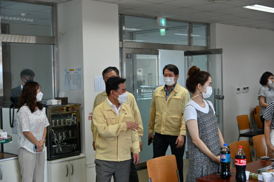 박정현부여군수는 코로나 19 장기화로 재정운영에 만전을 가해달라며 직원들을 격려하고있는 장면  사진=부여군제공
