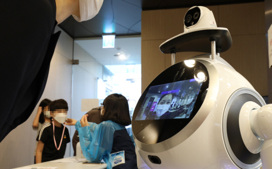 2일 대전 중구 선치과병원에서 열화상 카메라가 장착된 체온측정 로봇 `크루저 헬스키퍼`가 병원을 찾은 환자들의 체온을 측정하고 있다. 신호철 기자
